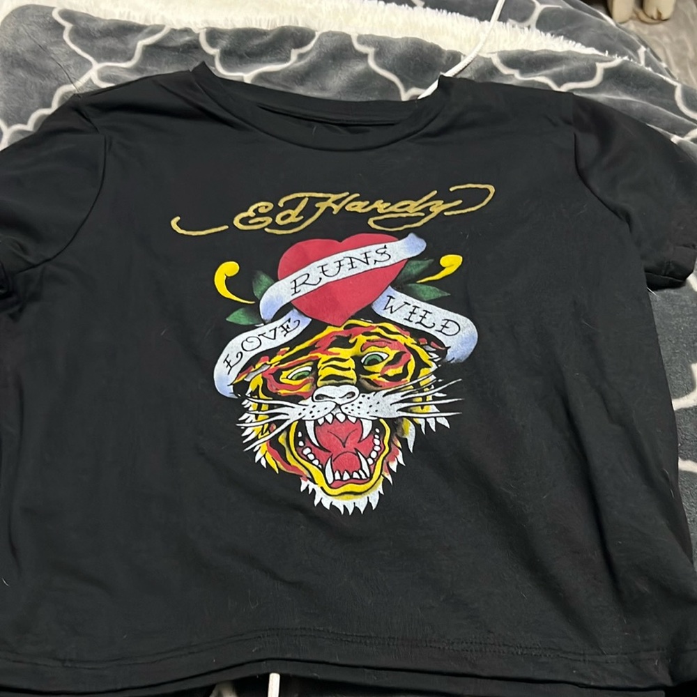 Brand new shirt has a tiger logo and writing on the back